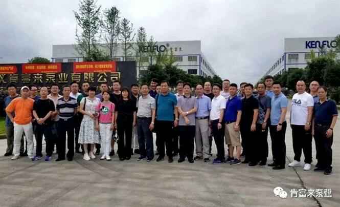 与会人员在遵义珠海雄杰农业产品批发有限公司有限公司大门口合影留念